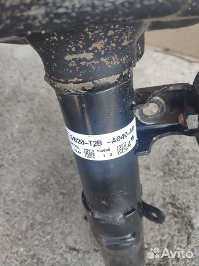 Передний левый амортизатор Honda Accord 9