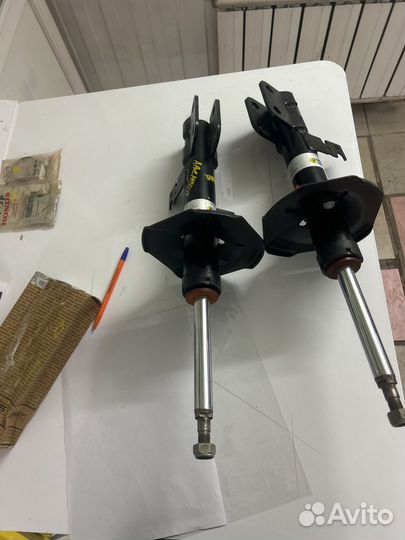 Армотизатор передний (2шт Toyota Avensis)