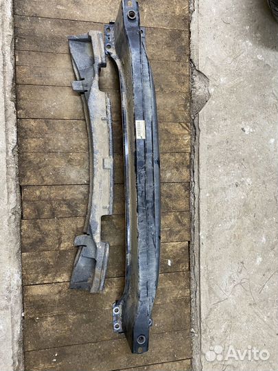 Усилитель бампера Фольцваген touareg нф, фл