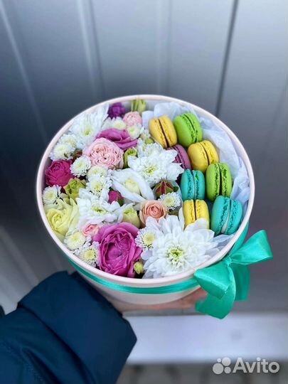 Коробочка с цветами и макарунами