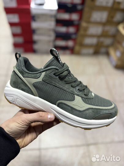 Удобные кроссовки strobbs