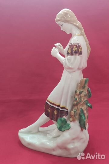 Статуэтка фарфоровая. Гадание на ромашке. СССР