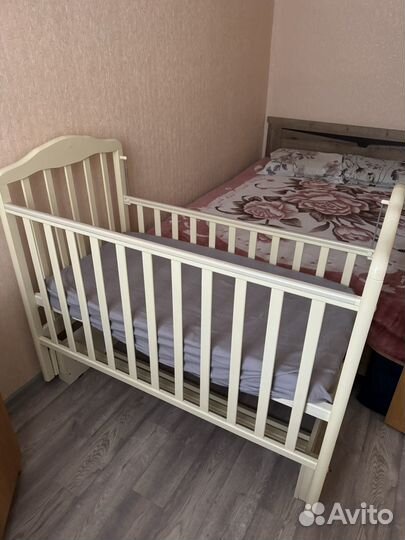 Кроватка детская с маятником