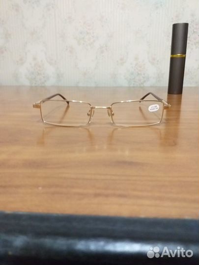 Очки в футляре