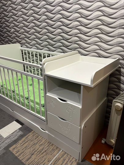 Детская кроватка с маятником