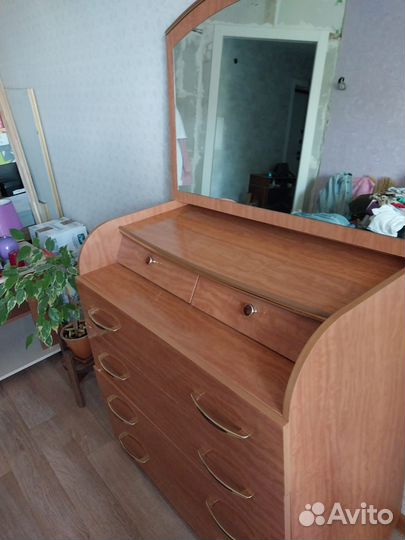 Комод с зеркалом