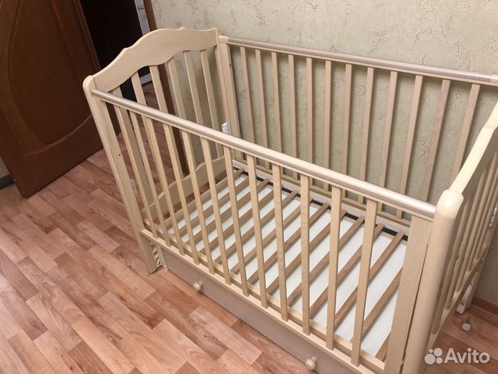 Детская кроватка с маятником