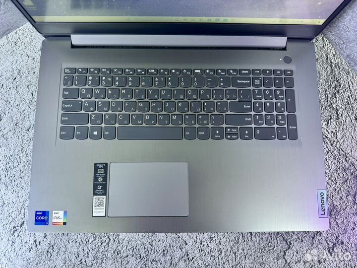Ноутбук Lenovo на Core i7-1165G7/ 17 дюймов