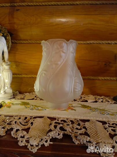 Плафон старинный большой матовый с лебедем