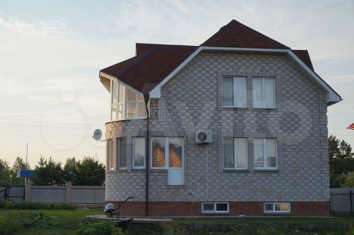 Коттедж 271 м² на участке 13,5 сот.