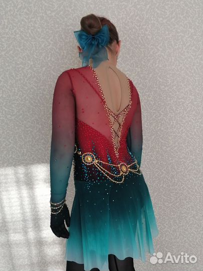 Костюм для выступлений по фигурному катанию