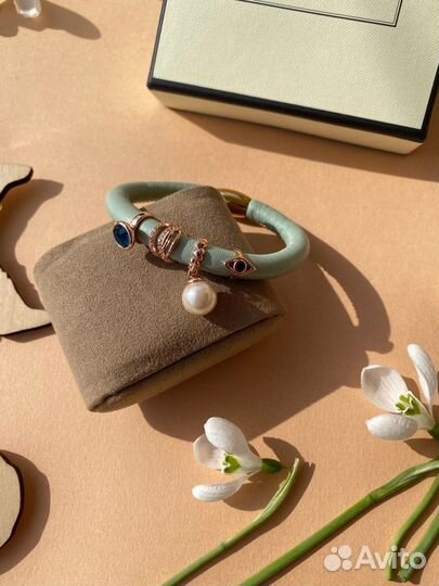 Браслет из натуральной кожи с шармами