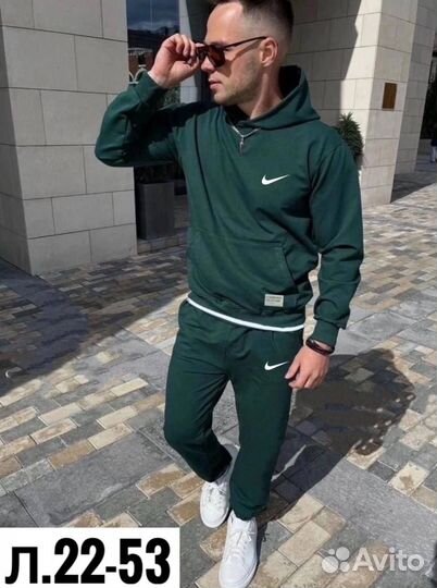 Мужской спортивный костюм