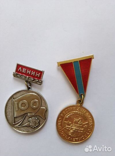 Значки и часы наручные времена СССР