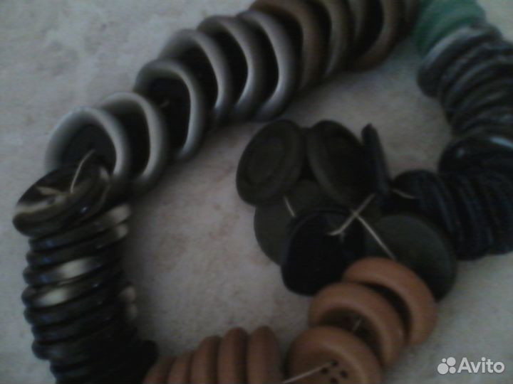 Нитки. пуговицы,пряжка со стразами,фурнитура