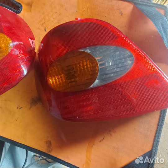 Продам задние фонари toyota avensis