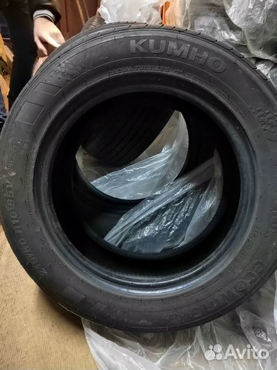 Kumho Ecowing ES01 KH27 215/60 R16 95V