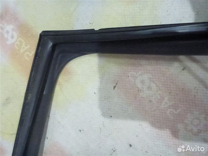Уплотнительная резинка стекла задняя левая Toyota