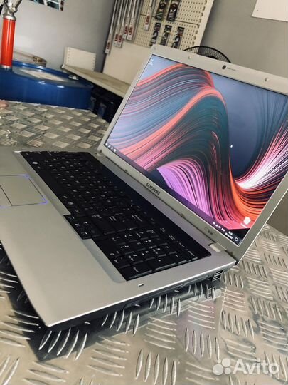 Ноутбук Samsung 17.3 дюйма