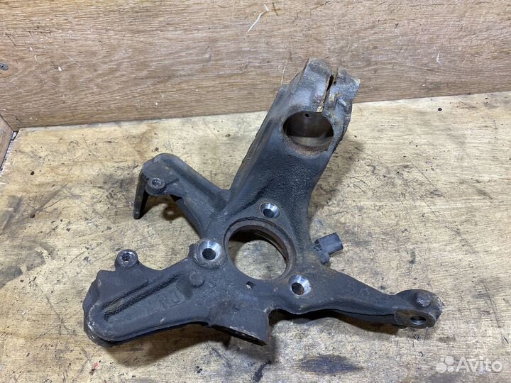 Поворотный кулак правый Volkswagen Caddy 3 X139