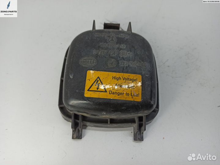 Крышка (заглушка) задняя фары правой 1638200749 на Mercedes W163 (ML)