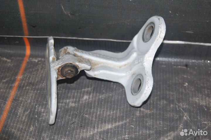 Шарнир дверной задний левый - Jaguar F-Pace