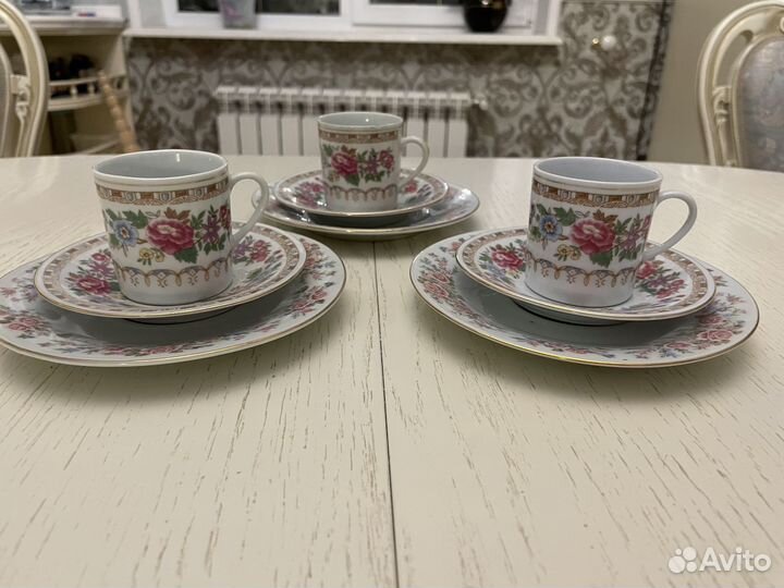 Набор кофейных чашек с тарелочками и блюдцами