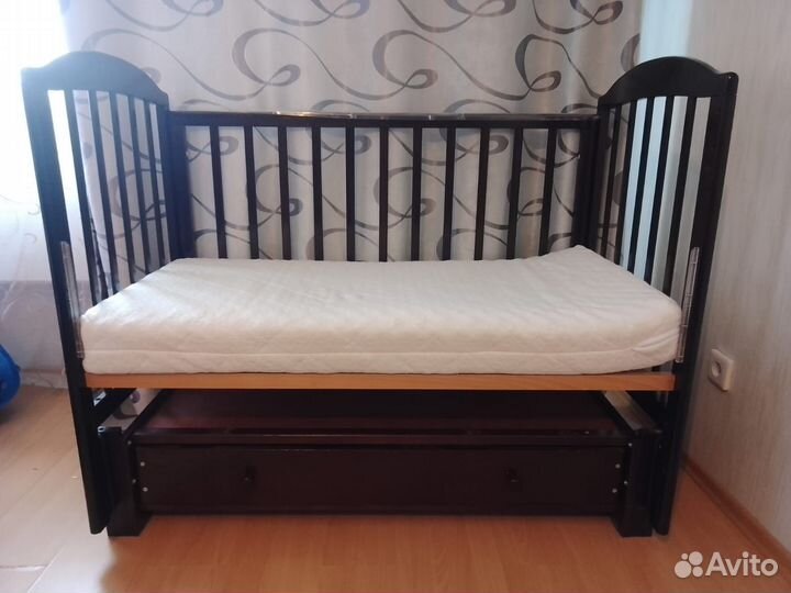 Детская кроватка с маятником и ящиком