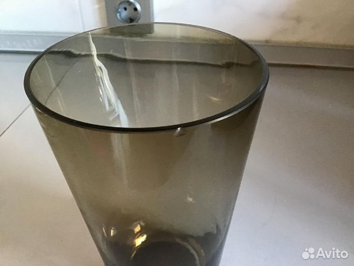 Ваза из темного стекла