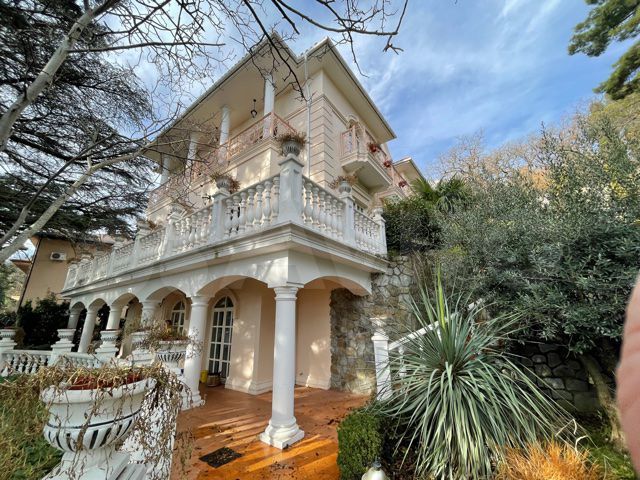 Дом 330 м² на участке 14 сот.