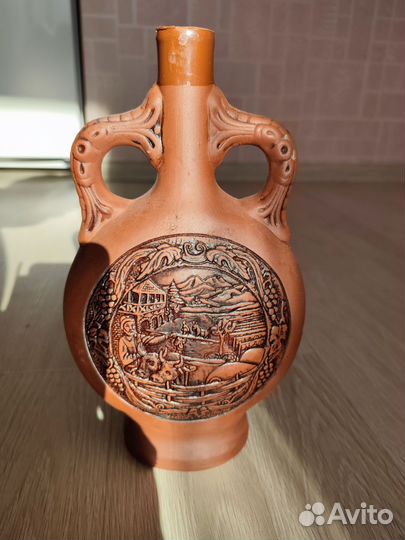 Глиняный кувшин для вина