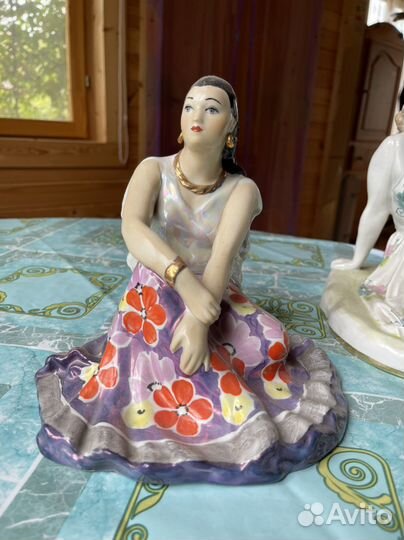 Фарфоровая статуэтка цыганка