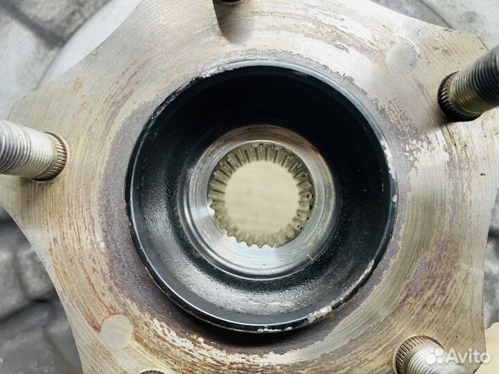 Кулак передний левый Suzuki Grand Vitara 2