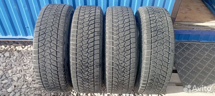 Bridgestone Blizzak DM-V2 215/70 R16 200S