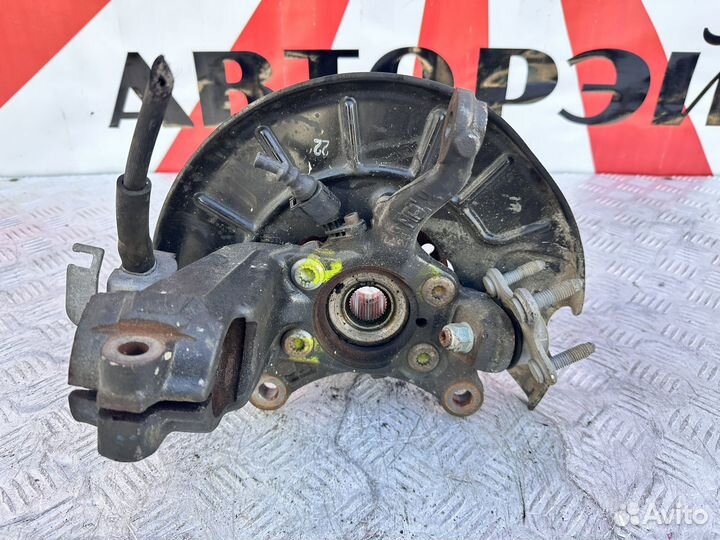 Кулак передний правый Golf 5 Plus 2.0