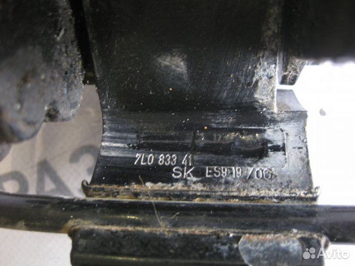 Петля двери нижняя задняя правая Volkswagen