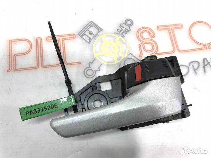 Внутренняя ручка задней правой двери Toyota prius