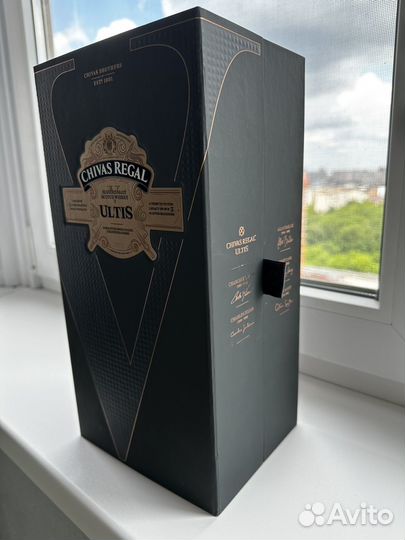 Коробка и бутылка от виски Chivas Regal ultis