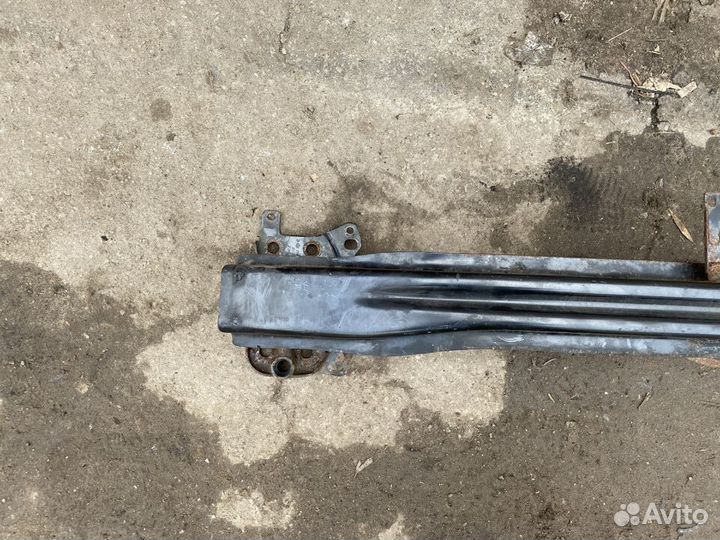 Усилитель переднего бампера Volkswagen Golf 5