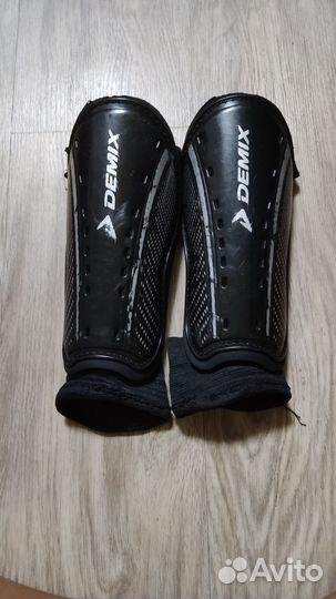 Щитки футбольные demix