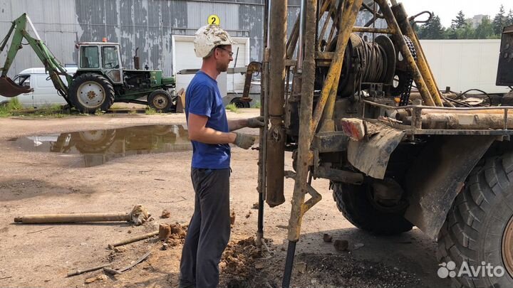 Машинист буровой установки со своей техникой