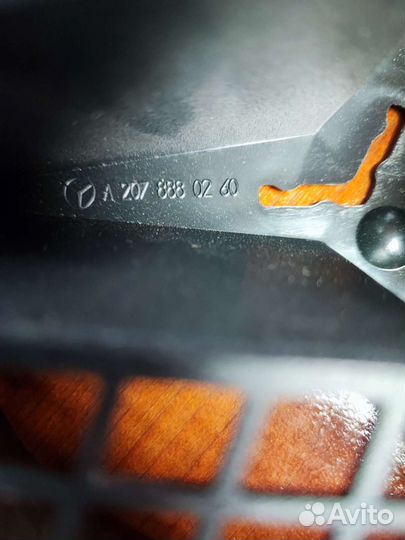 Опора эмблемы решетки радиатора Mercedes W204