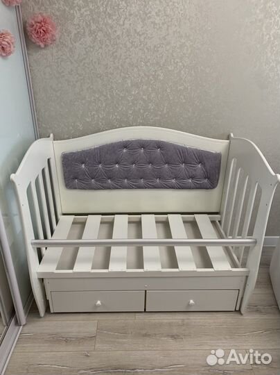 Детская кроватка с маятником и ящиками