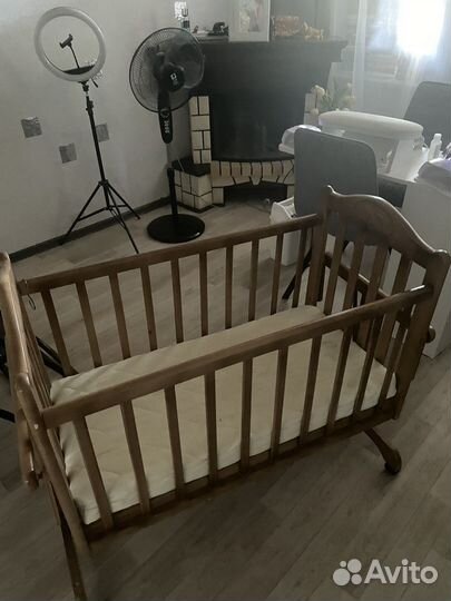 Детская кроватка с маятником