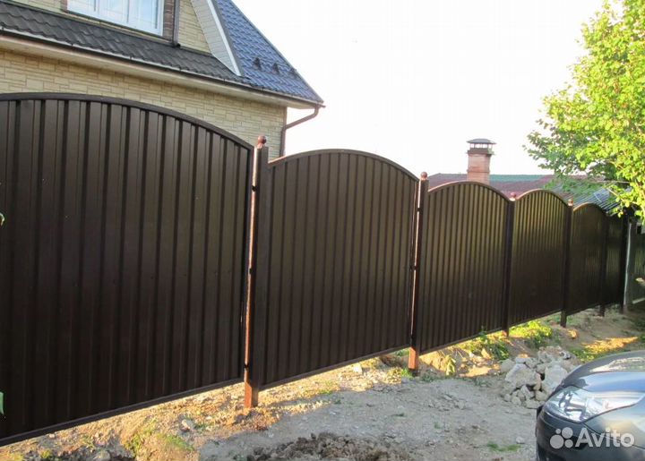 Забор металлический с металлическими столбами под