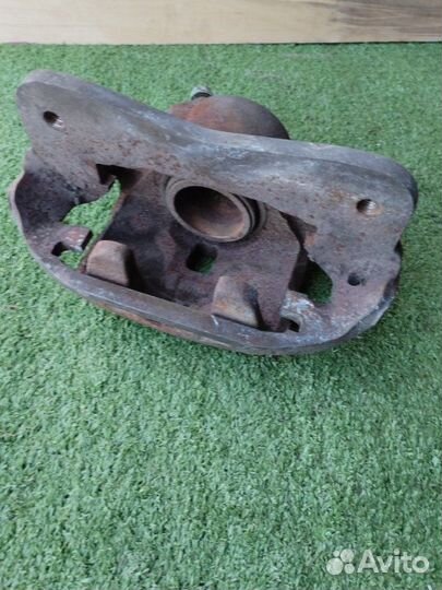 Суппорт передний левый Toyota Estima TCR11W