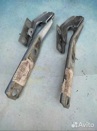 Петля капота правая 3B0823302A