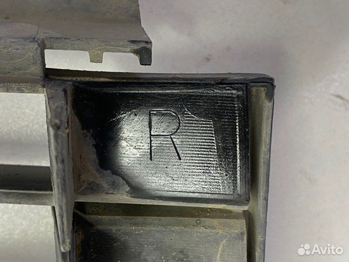 Решетка в бампер передняя правая Toyota Land