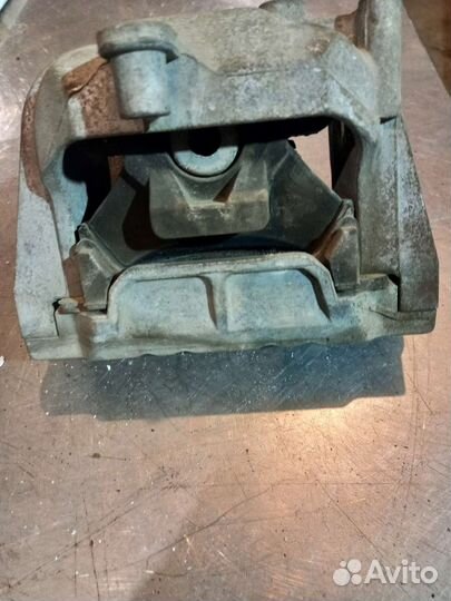 Подушка крепления двигателя VW Jetta 5