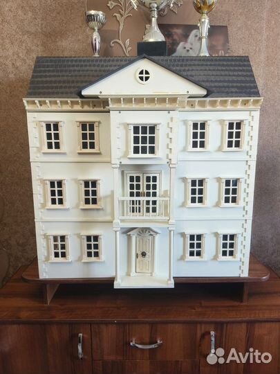 Большой кукольный домик